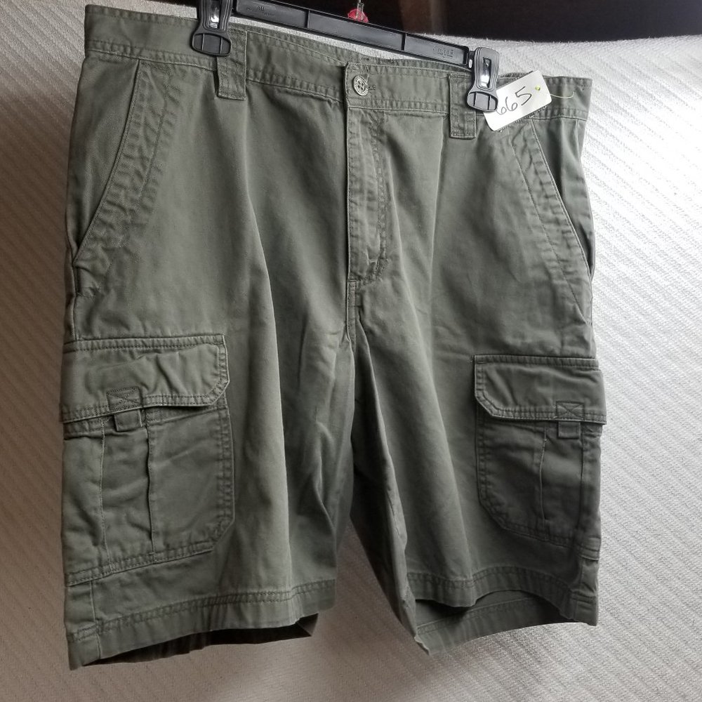 665 - Columbia 38W Cargo Shorts